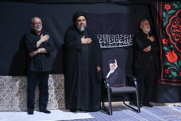 حضور ذوالقدر و قاآنی در مراسم عزاداری کنار محل شهادت رهبر انقلاب